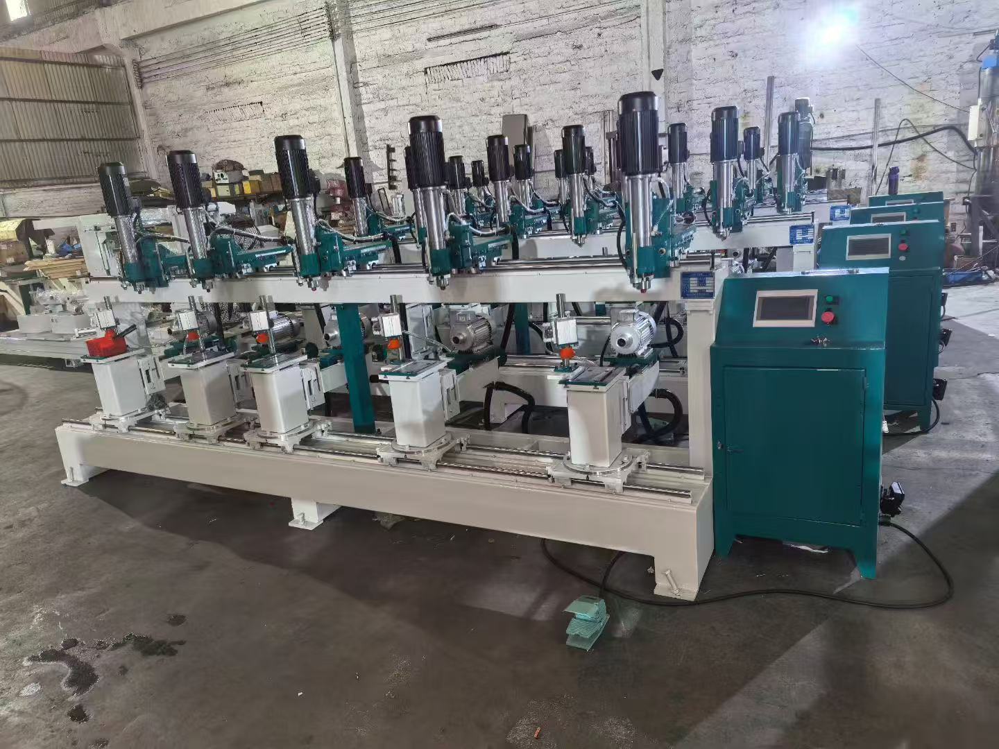 鉆孔機：正鉆，反鉆，橫貼，豎鉆，斜鉆，側鉆，手動，半自動，全自動；使用昆侖通態TPC7032Ei